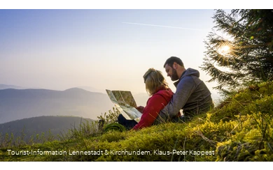 Wanderer mit Karte