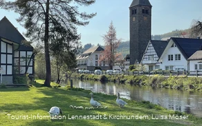 Lenne mit Blick auf die Kirche