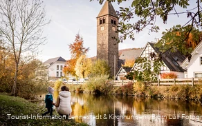 Mama mit Sohn an der Lenne
